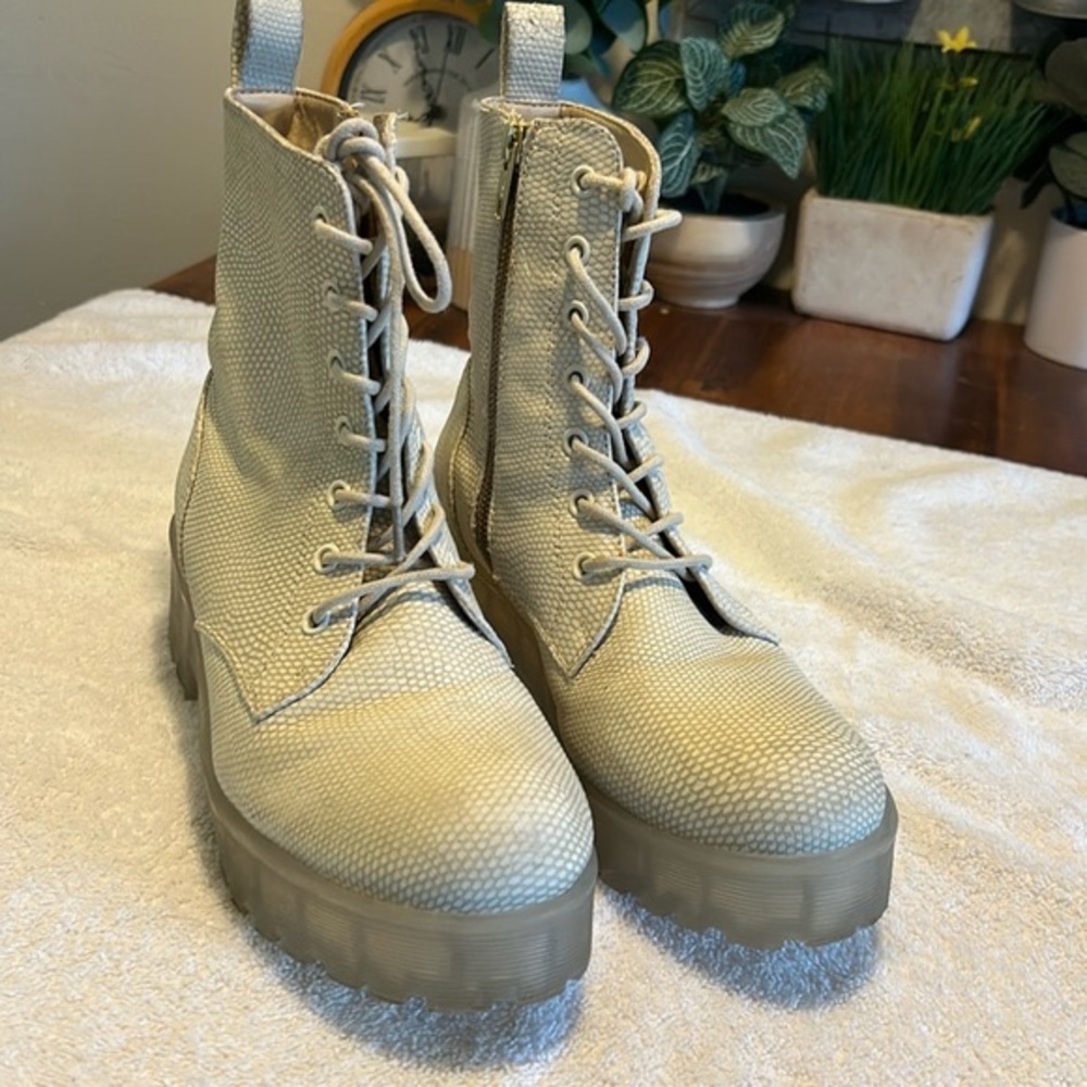 DT..Dirty Laundry Cream Inside Zipper Very Gently Used Boots.   Size: 7.5